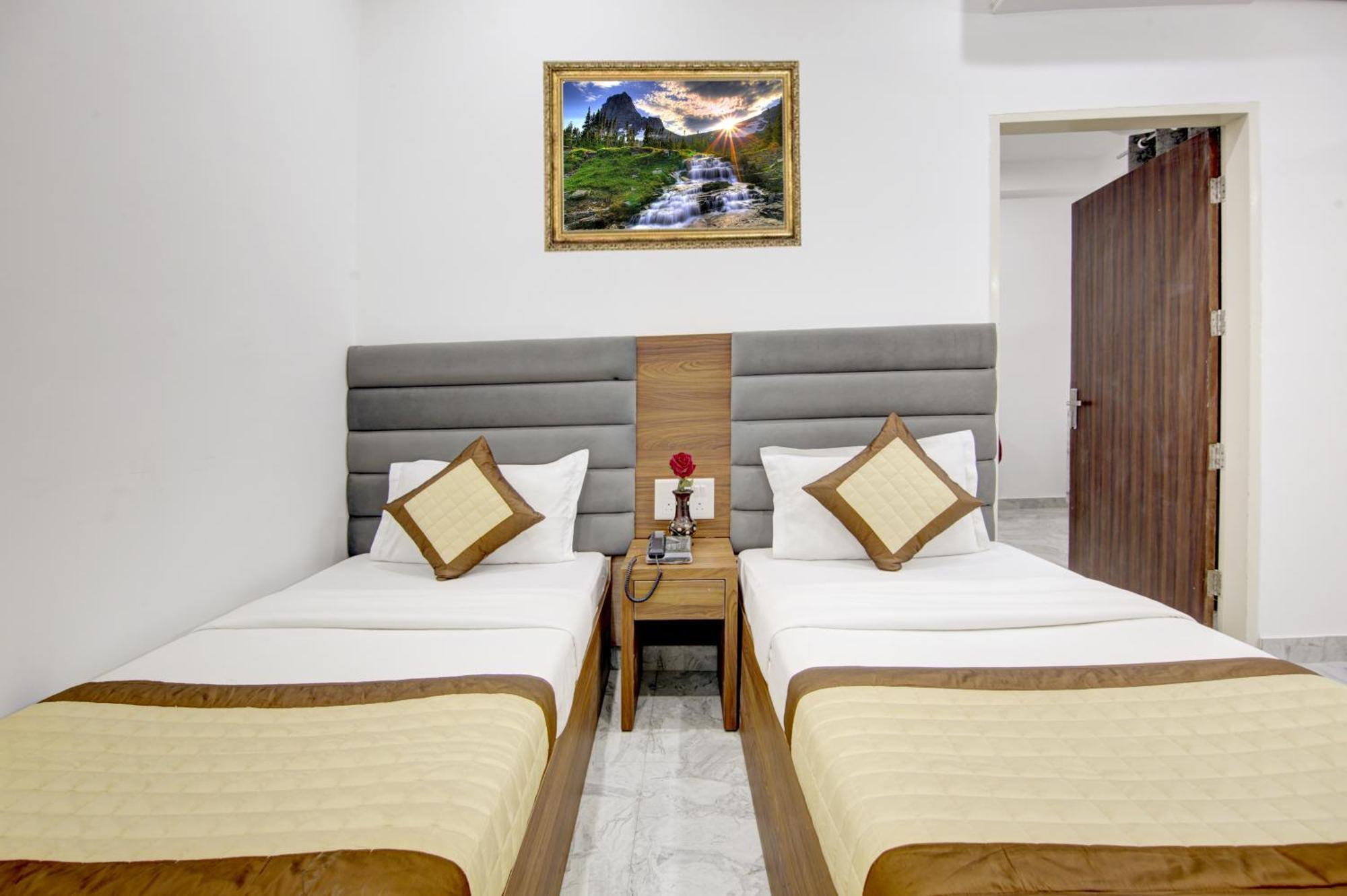 Hotel S B Inn - Near New Delhi Railway Station Paharganj Buitenkant foto