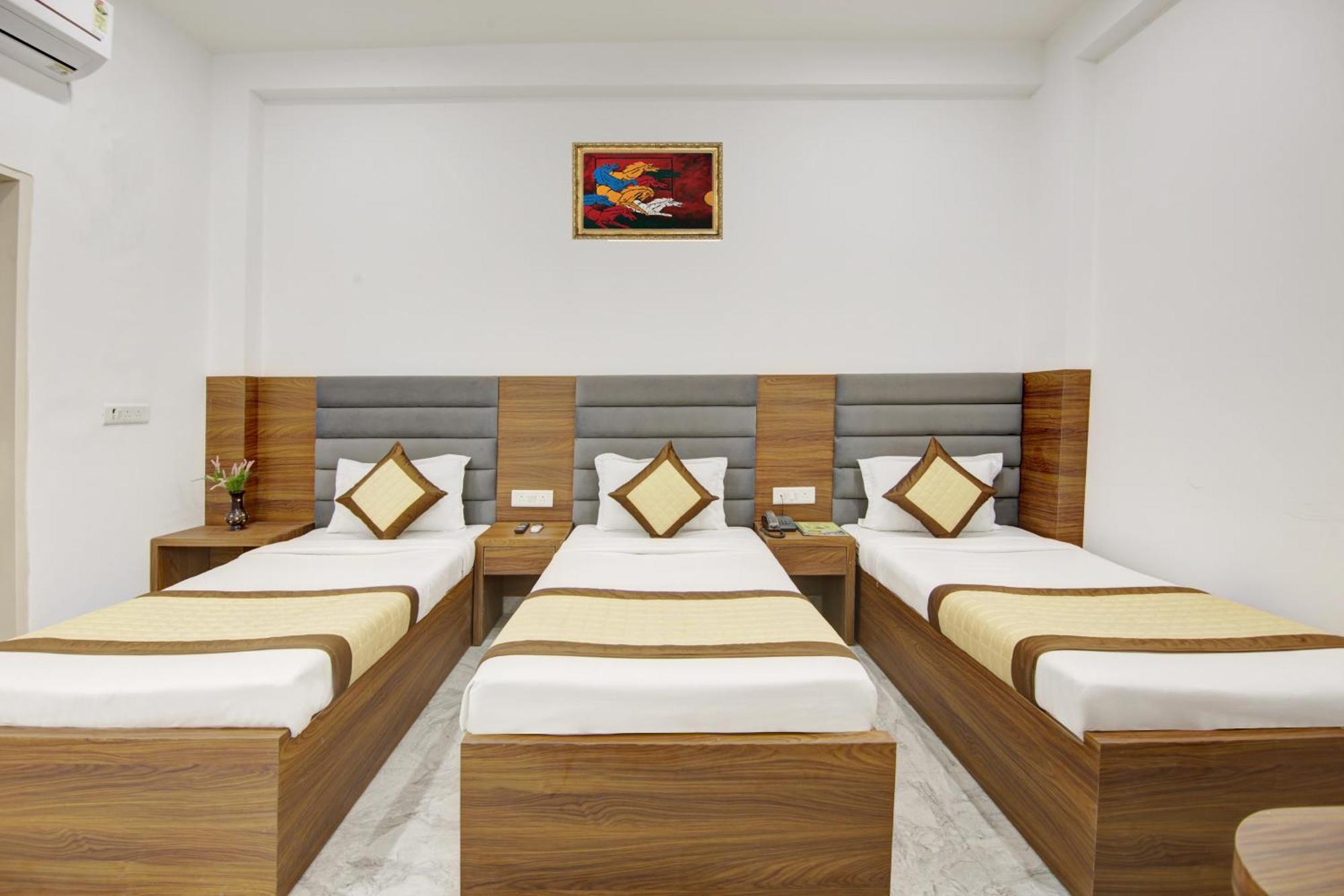 Hotel S B Inn - Near New Delhi Railway Station Paharganj Buitenkant foto