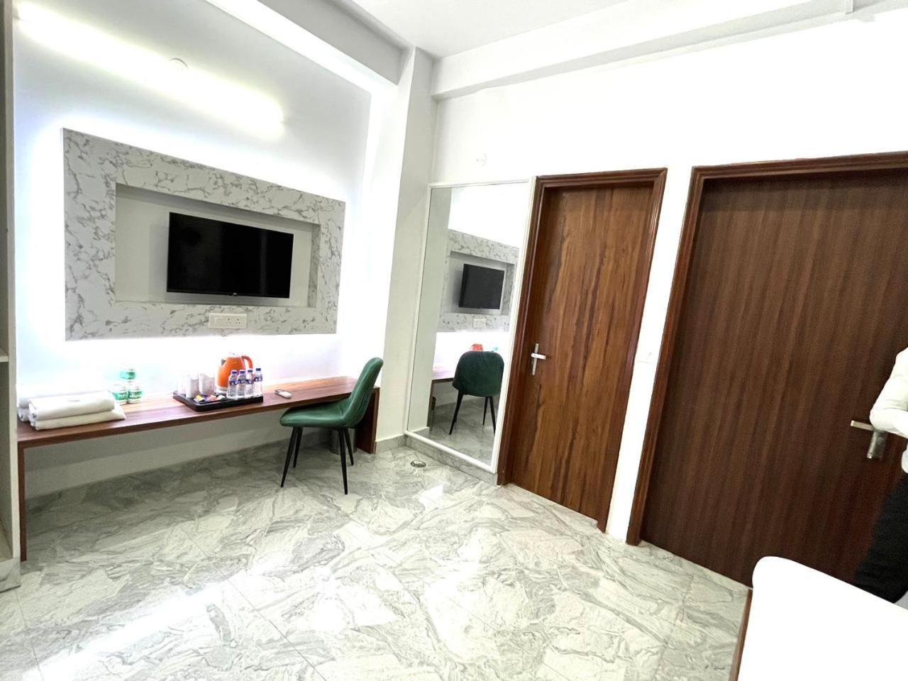 Hotel S B Inn - Near New Delhi Railway Station Paharganj Buitenkant foto